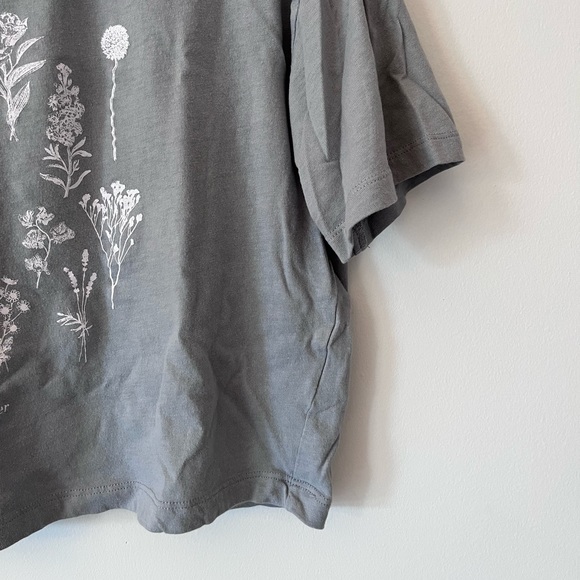 Cropped Short Sleeve - Picture 2 of 3